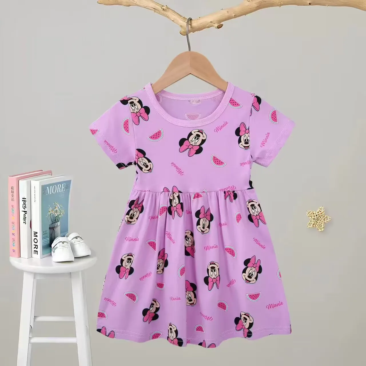 Dívčí letní šaty s krátkým rukávem a motivy oblíbené animované postavy Minnie Mouse - 2, velikost 130