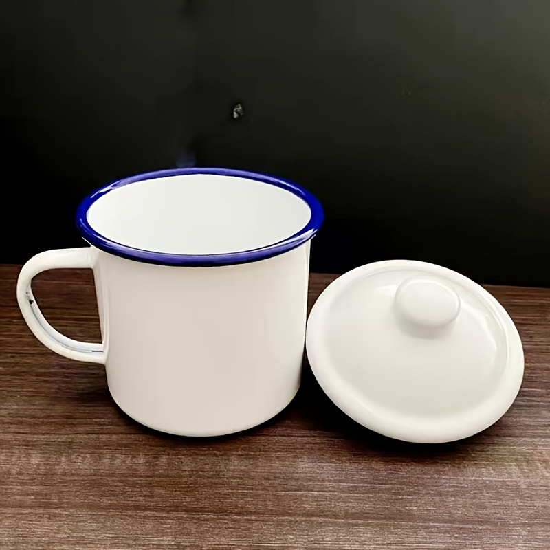 Emalovaný hrnek s víčkem ve vintage stylu pro kávu i čaj