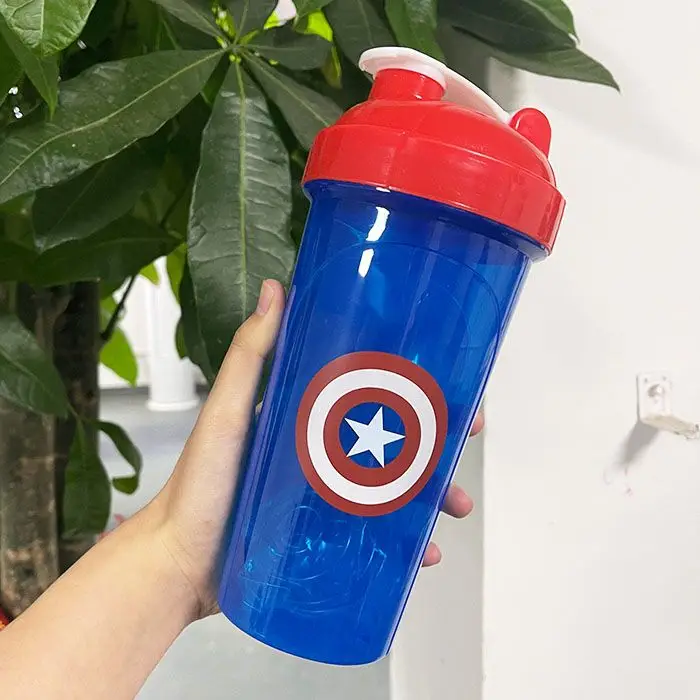 Stylový velkokapacitní shaker s logem oblíbených superhrdinů Batman a Captain America - opálení amerika