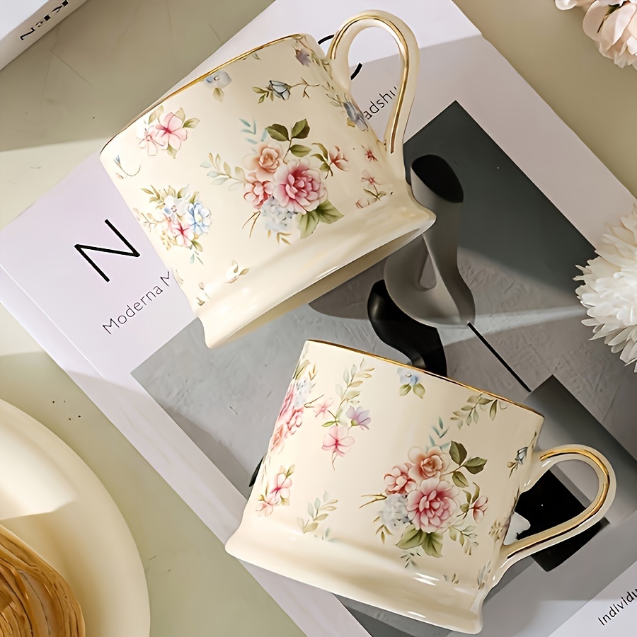 Elegantní vintage keramický hrnek s květinovým vzorem, ideální na kávu, čaj nebo mléko