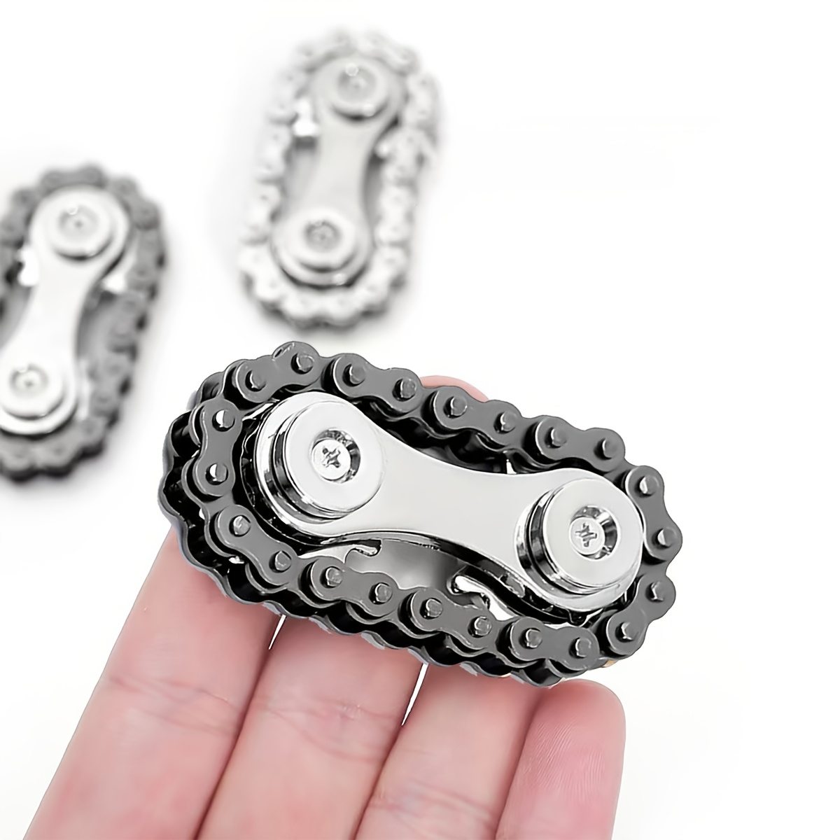 Kovový fidget spinner s řetězem z jízdního kola a šroubovákem jako antistresová hračka do kanceláře