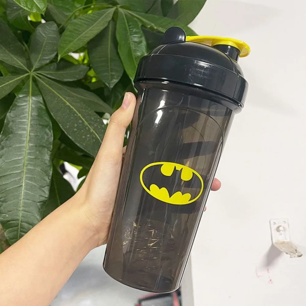 Stylový velkokapacitní shaker s logem oblíbených superhrdinů Batman a Captain America