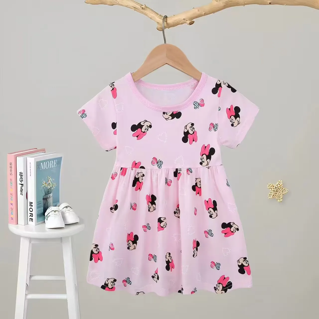 Dívčí letní šaty s krátkým rukávem a motivy oblíbené animované postavy Minnie Mouse - 1, velikost 120